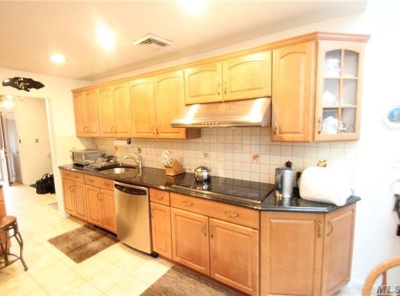 3rd image of 541 Queen St