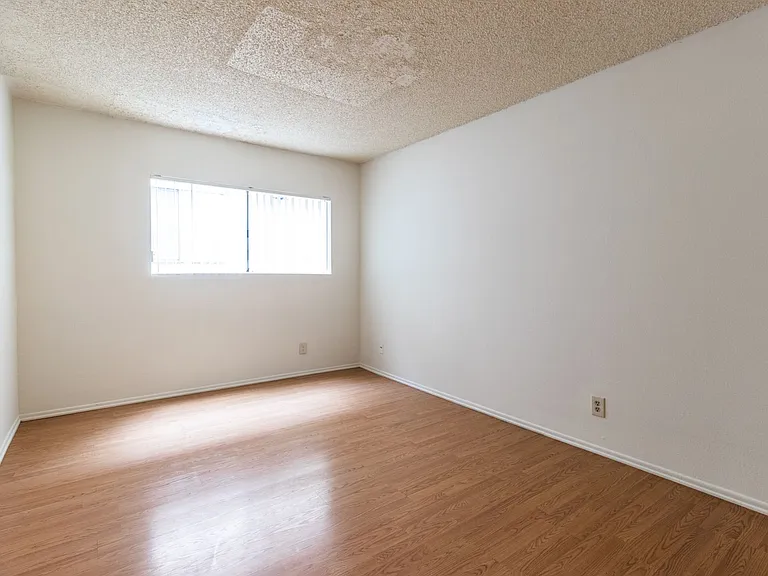 10845 Camarillo St — Photo 41