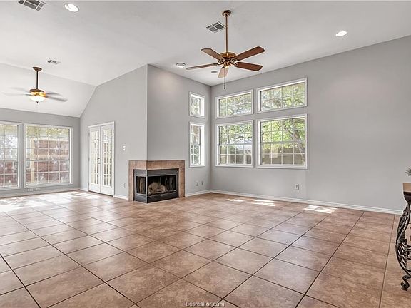 4th image of 1301 Bayou Woods Dr
