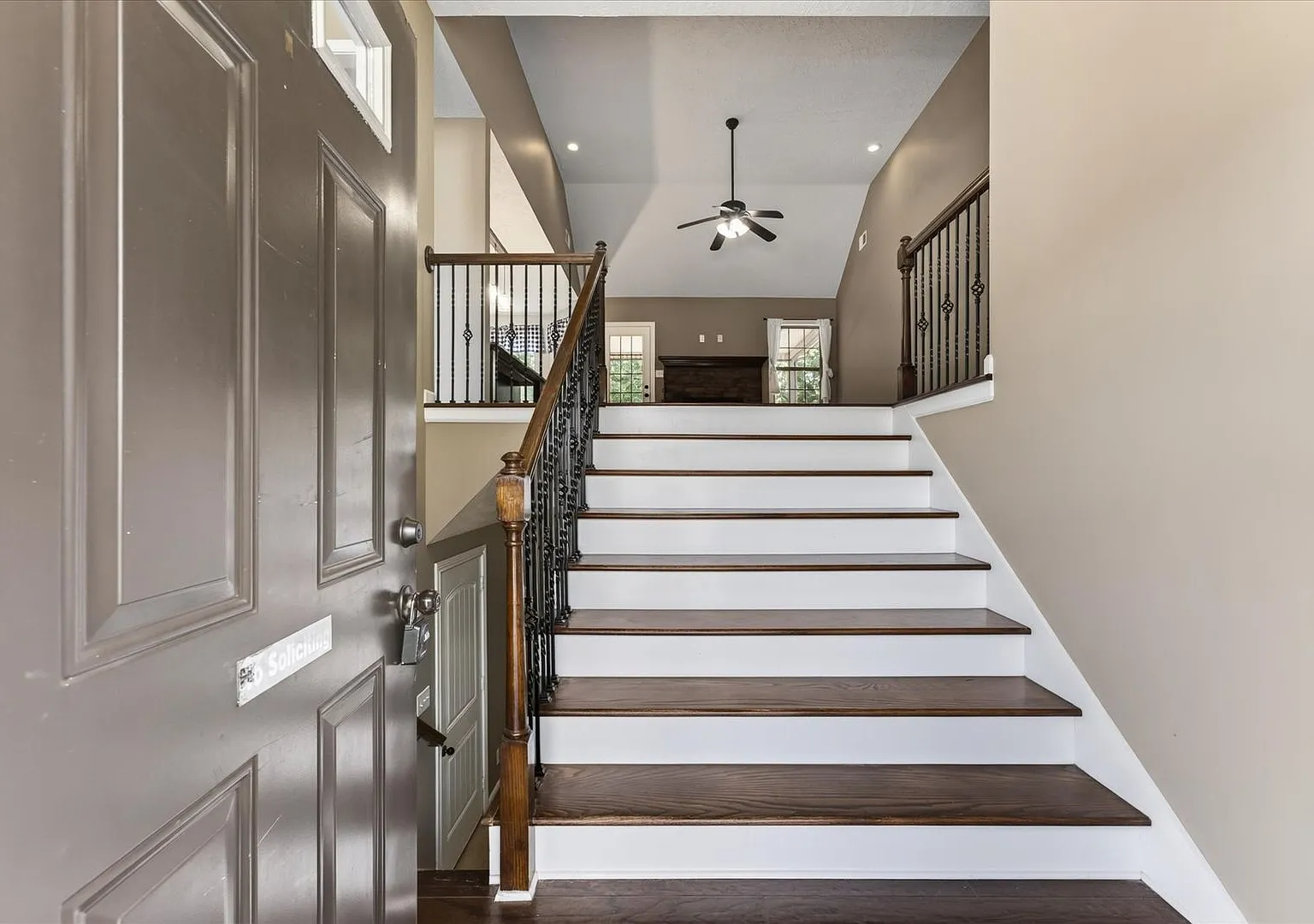 Pet Friendly Five Bedroom with Basement! — Photo 4