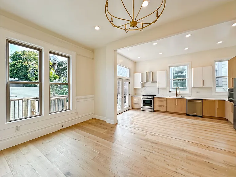 Top-Floor, Remodeled 5BR/2.5BA Victorian Flat, Pet Friendly, Steps from Alamo Square — Photo 3