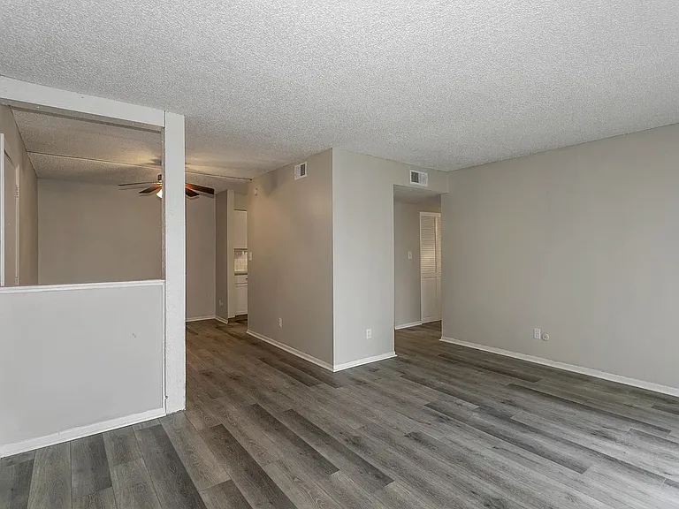 Stoneybrook Apartments — Photo 40