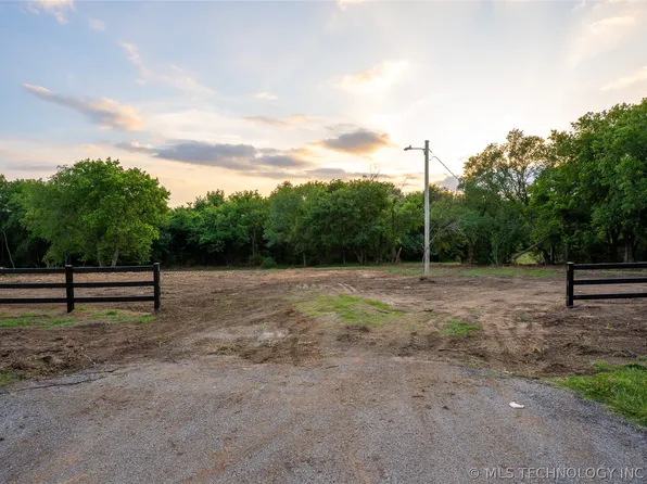 4 S Elwood Ave W, Glenpool, OK 74033