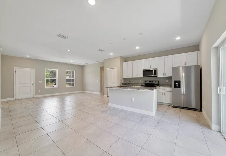 2117 W Swanson Dr — Photo 2