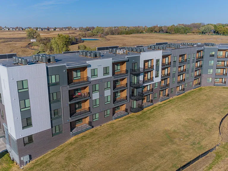 Chateau at Yankee Hill Apartments — Photo 15