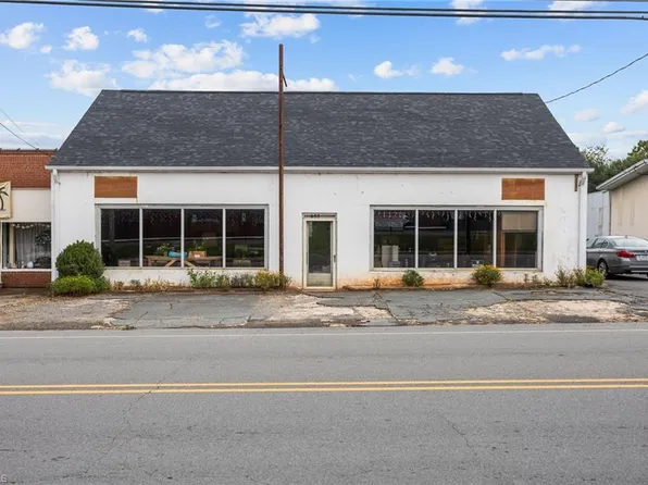 607 W Main St #A-b, Pilot Mountain, NC 27041