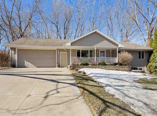 102 Fairway St, Combined Locks, WI 54113