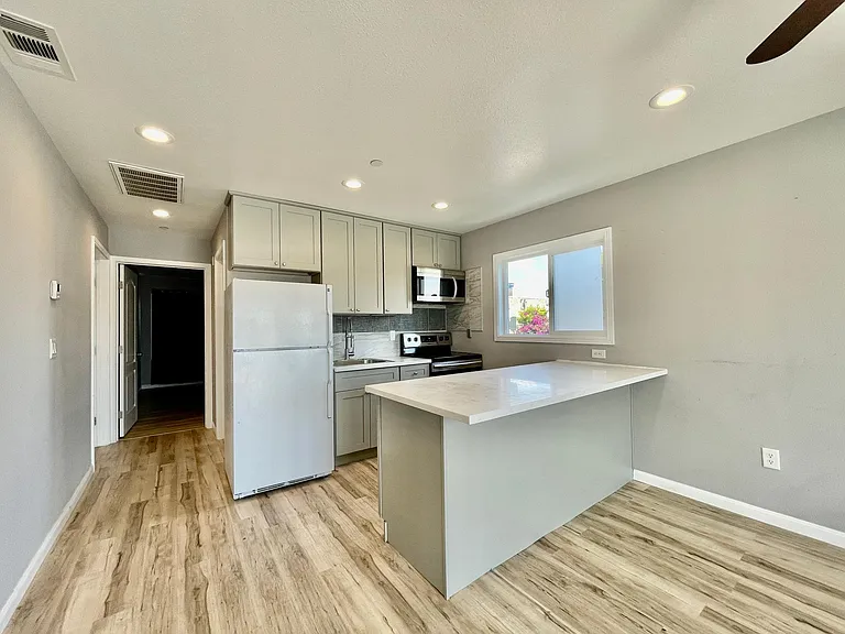 Poplar Ave — Photo 9