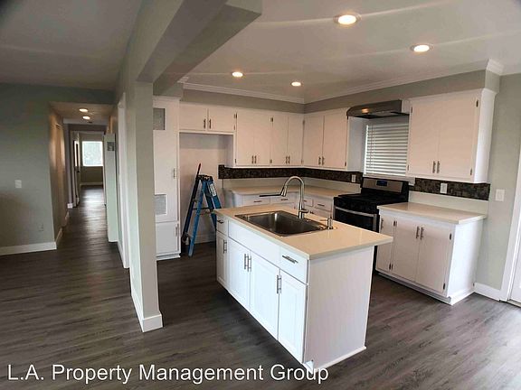 3rd image of 2827 Chadwick Cir