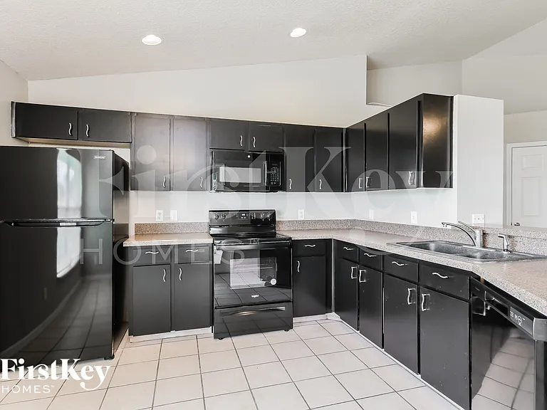 1323 Arrowhead Ct — Photo 6