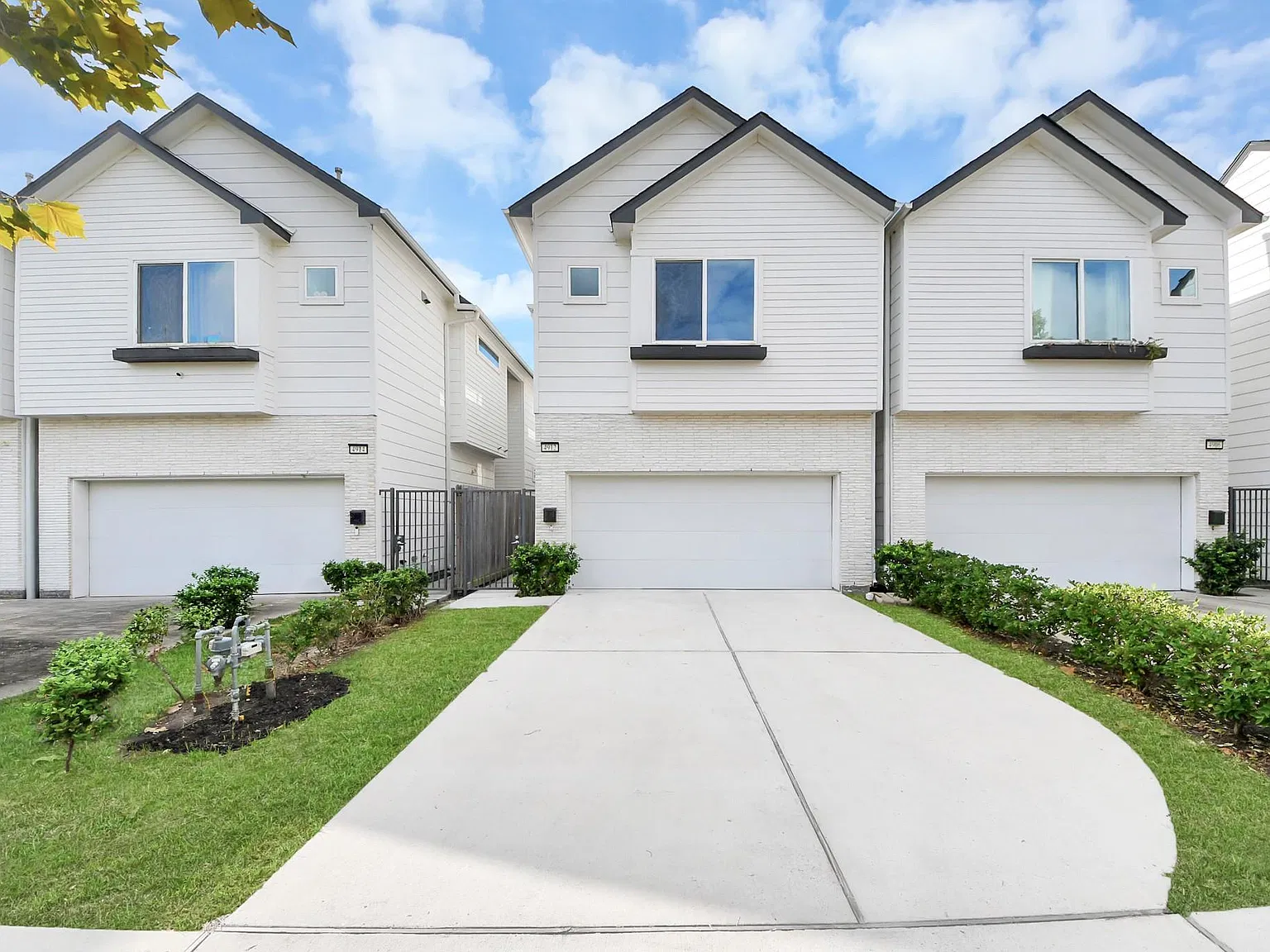 3 bed, 2.5 bath, 1838 sqft, $2,400 — Photo 2