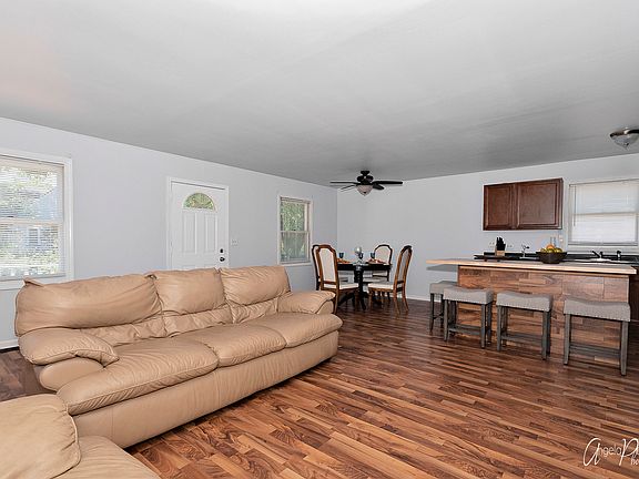 2nd image of 511 Grandview Dr