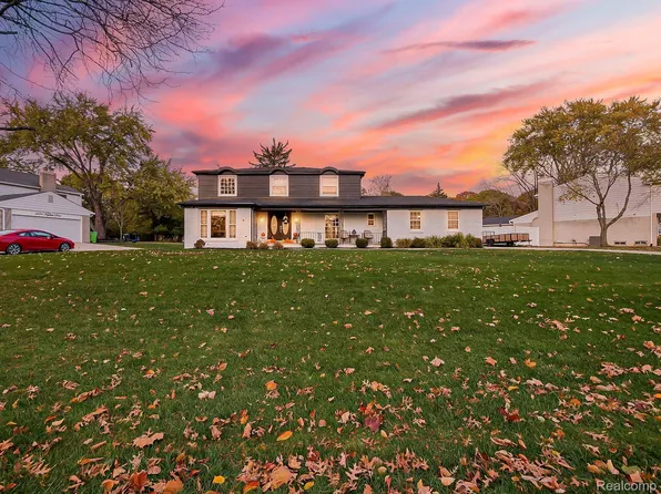 5676 Tequesta Dr, West Bloomfield, MI 48323