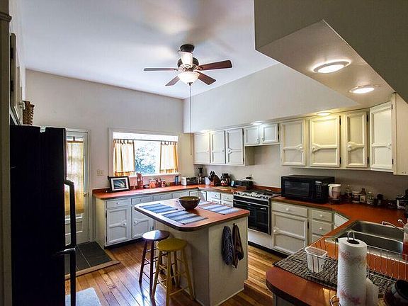 3rd image of 158 Woodland Ave #1