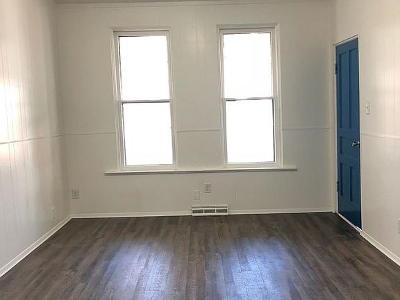 3rd image of 4817 Northcote Ave