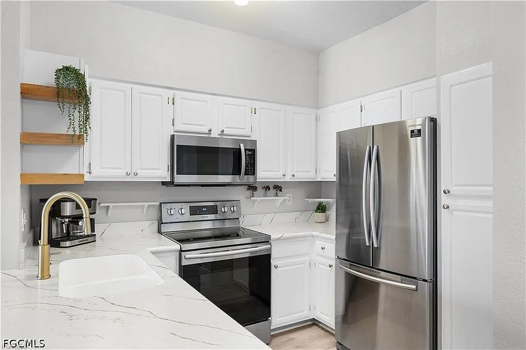 3 bed, 2.0 bath, 1355 sqft, $2,000 — Photo 2