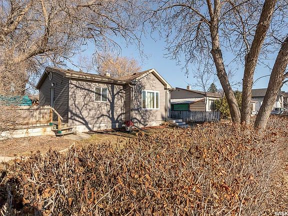 2nd image of 1062 Caribou St W