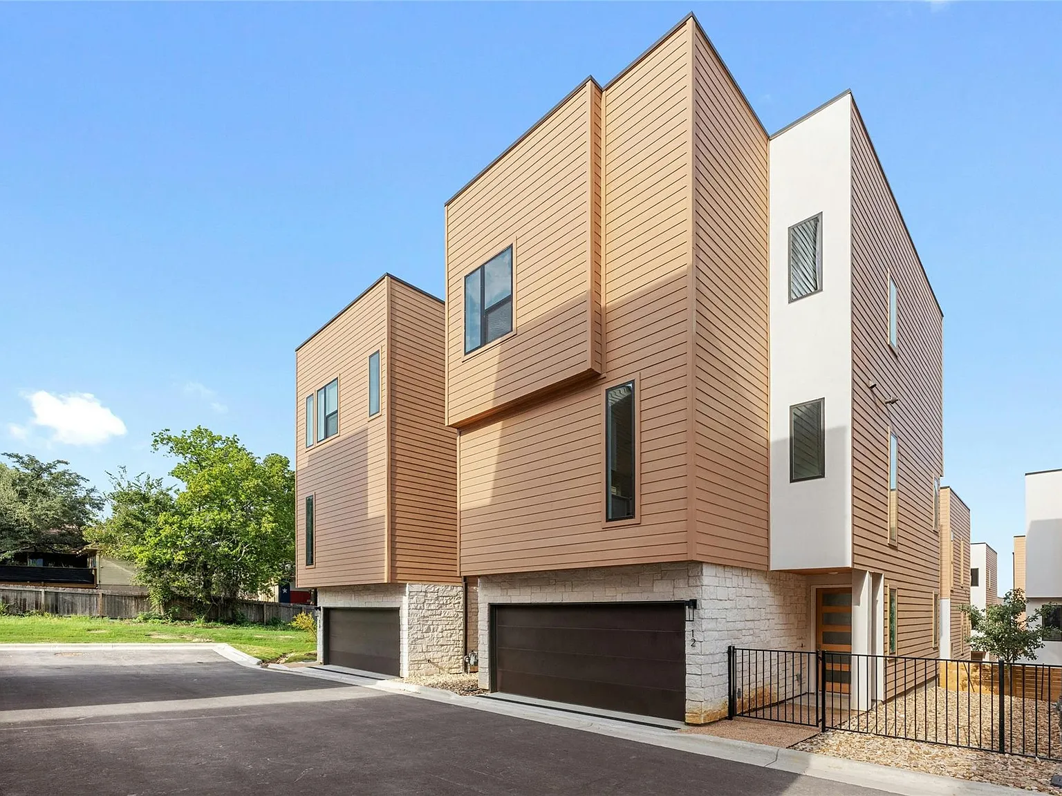 3 bed, 3.5 bath, 2116 sqft, $2,995 — Photo 3