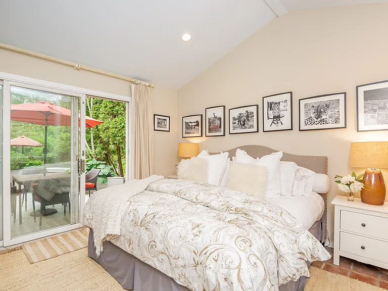 21 Hillover Rd E — Photo 36