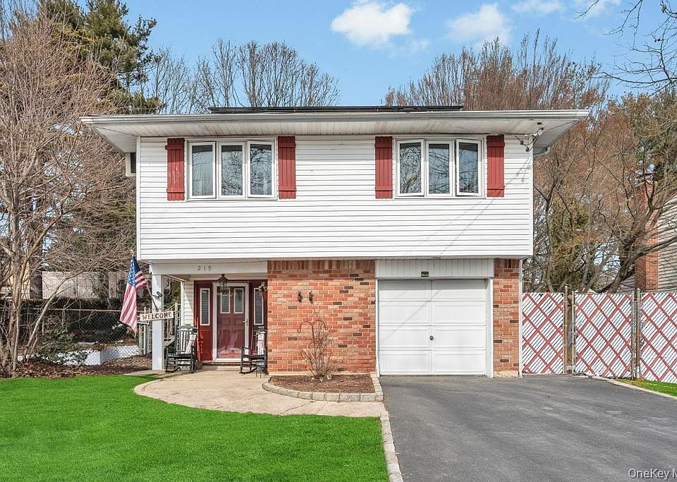 1st image of 219 Bellerose Avenue