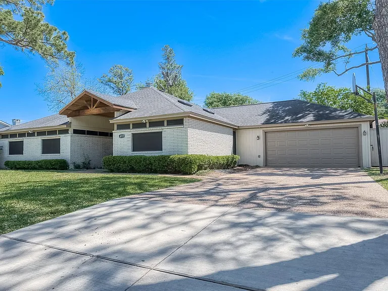 3019 Stoney Brook Dr — Photo 3