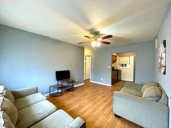 5th image of 725 Woodbury Ave