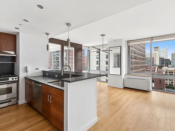 5th image of 225 W 60th St APT 18E