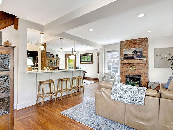 3rd image of 3954 Elsmere Ave