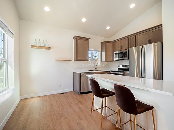 5th image of 824 E Moreno Ave #B