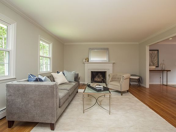 3rd image of 20 Brook Farm Ln