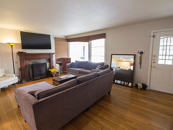 4th image of 2421 Roslyn Way