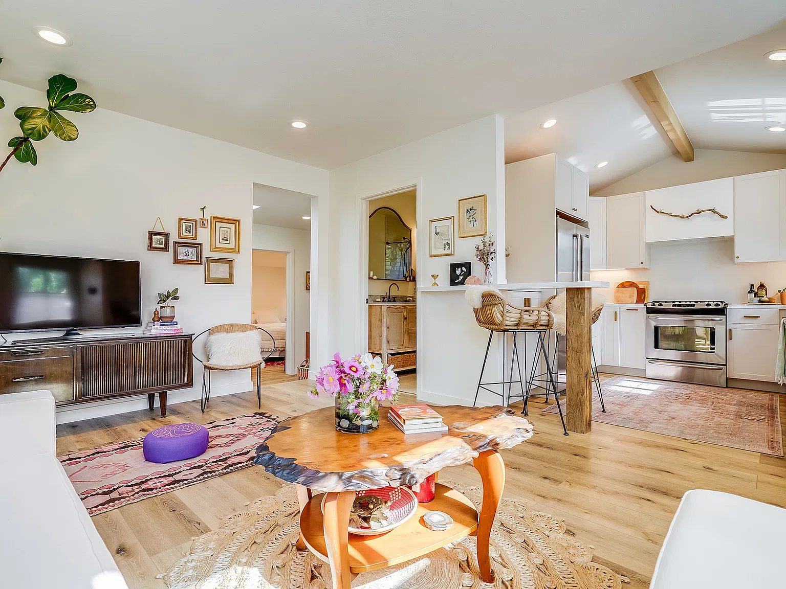 2 bed, 750 sqft, $5,800 — Photo 2