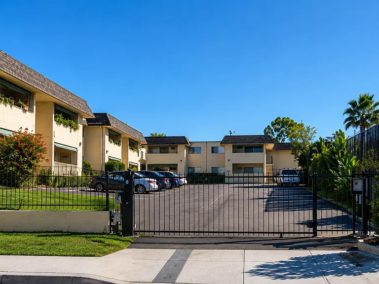 Mesa Manor Apartments — Photo 1