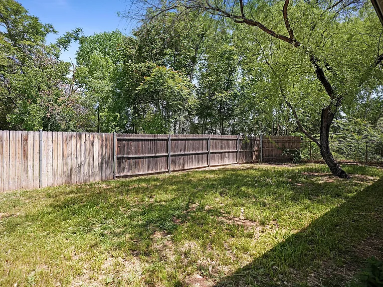 263 E Hollomon St — Photo 36