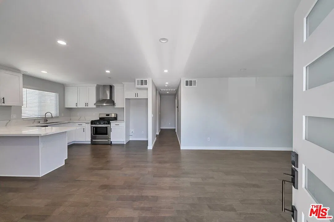 3 bed, 1200 sqft, $3,600 — Photo 2