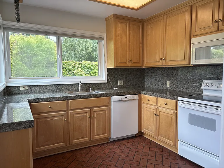 482 Nottingham Way — Photo 8