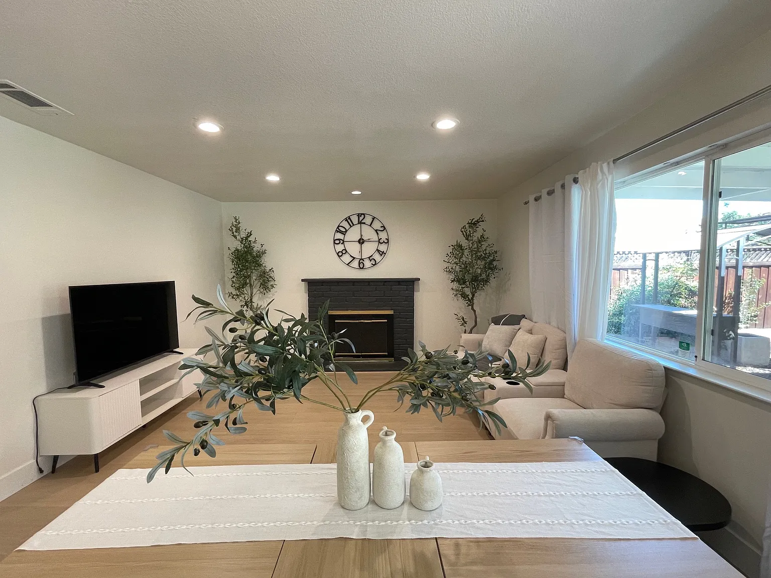 4 bed, 1650 sqft, $5,495 — Photo 4