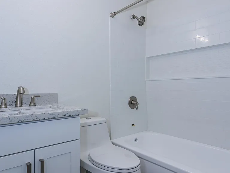 Upstairs main bathroom.