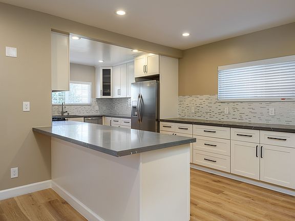 3rd image of 565 Chestnut Ave