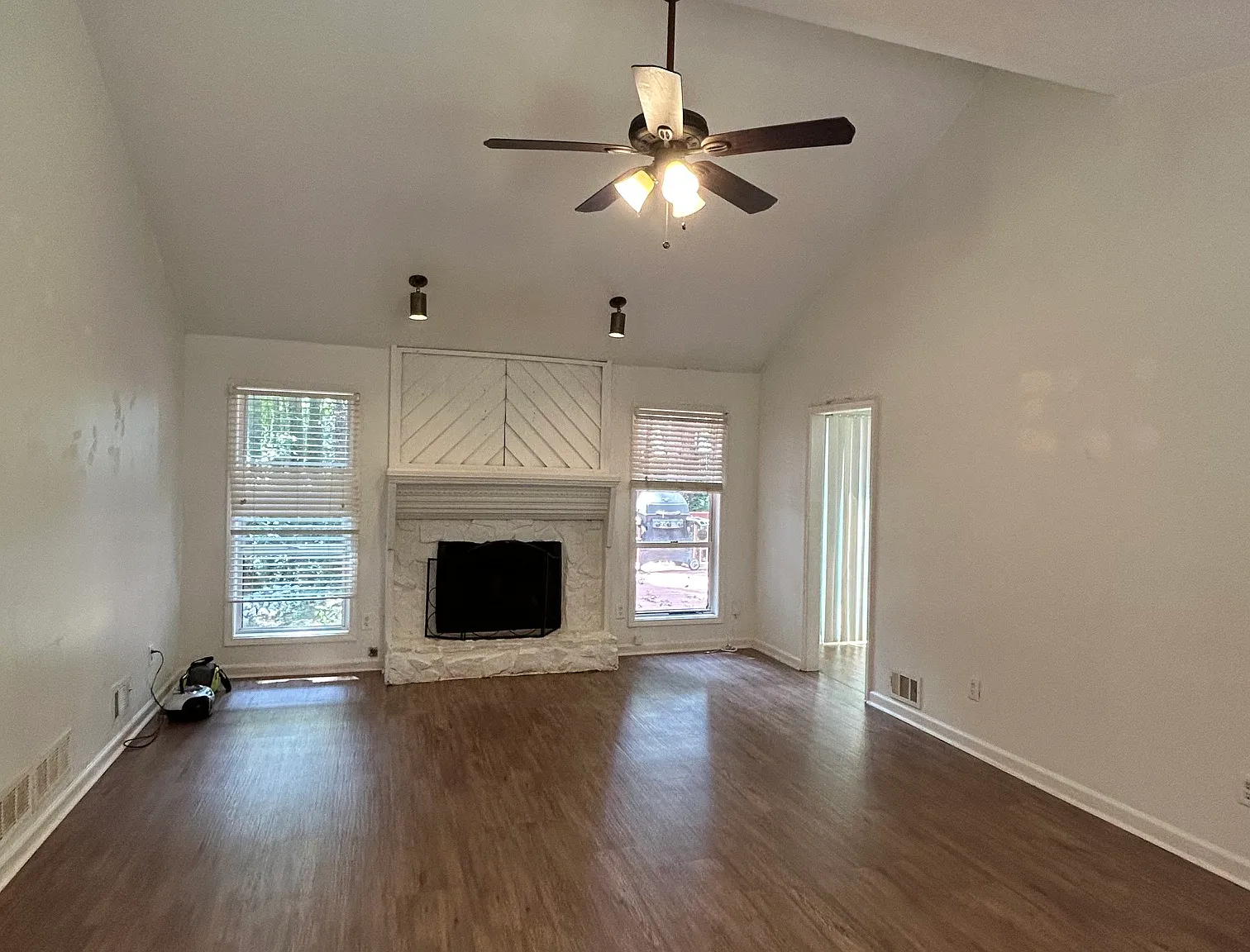 4 bed, 2500 sqft, $1,980 — Photo 3