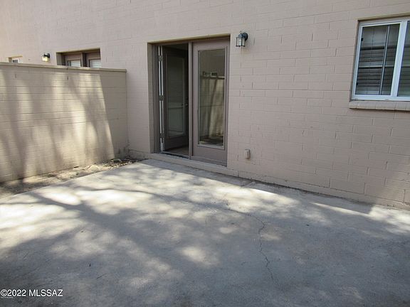 4th image of 935 N Venice Ave