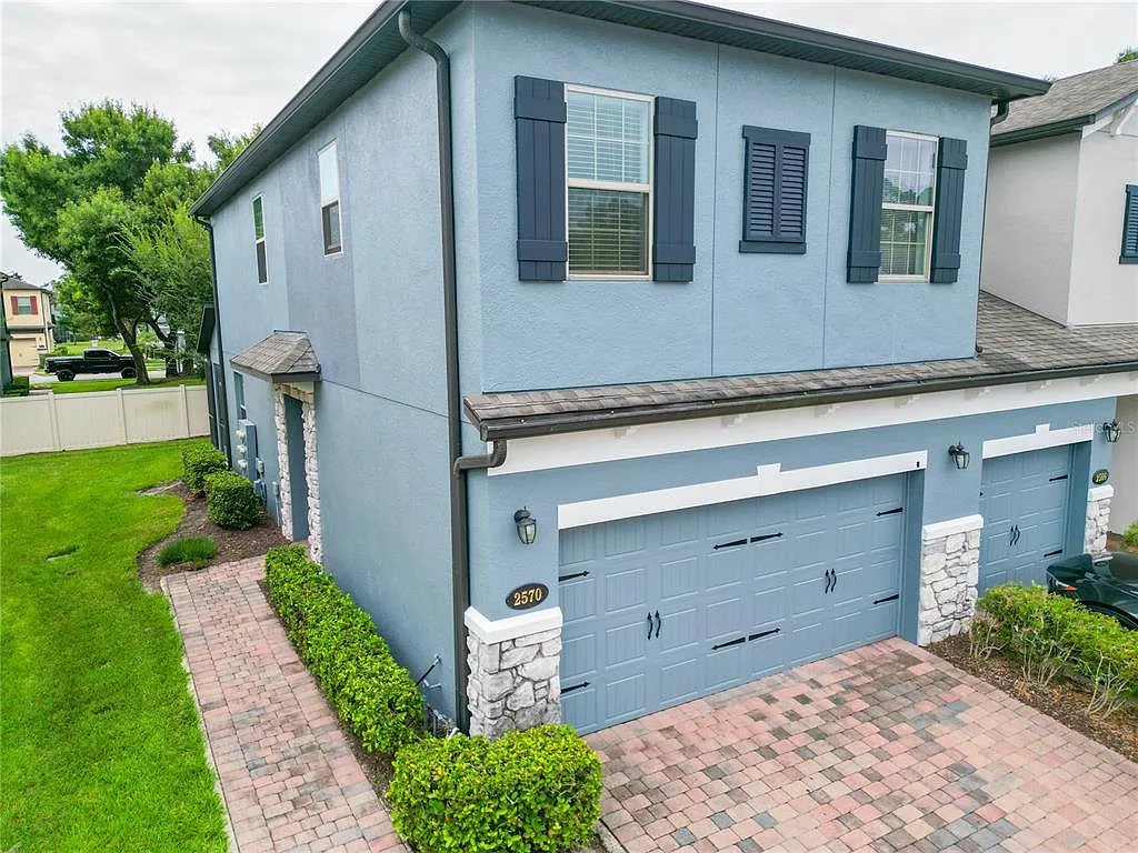 3 bed, 2.5 bath, 1727 sqft, $2,395 — Photo 2