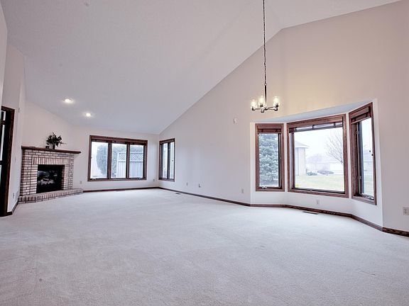 4th image of 1212 Silverthorn Ct