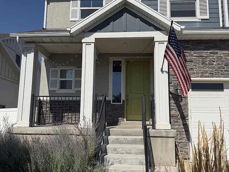 2543 N Drexler Dr — Photo 2