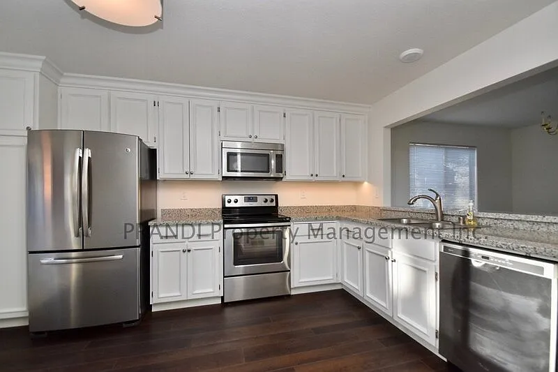 3 bed, 2.5 bath, 1740 sqft, $4,875 — Photo 3
