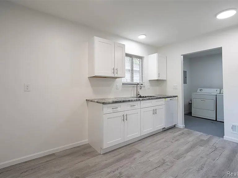 8095 Syracuse St — Photo 11