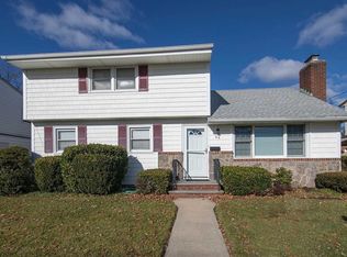 96 Princess St, Hicksville, NY 11801