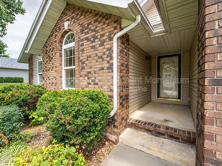 1111 W Poplar — Photo 4
