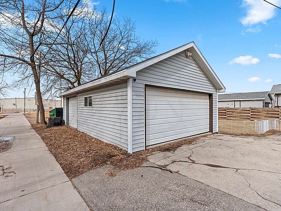 3rd image of 315 S Victoria St