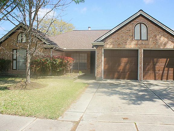 2nd image of 16035 Surrey Woods Dr